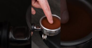How to prepare your coffee puck #barista #coffee #goldenbrowncoffee #puckprep #tamping #espresso